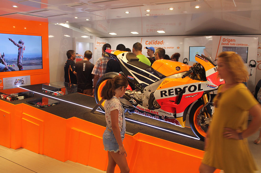 Exposicion de motor Repsol en Almeria