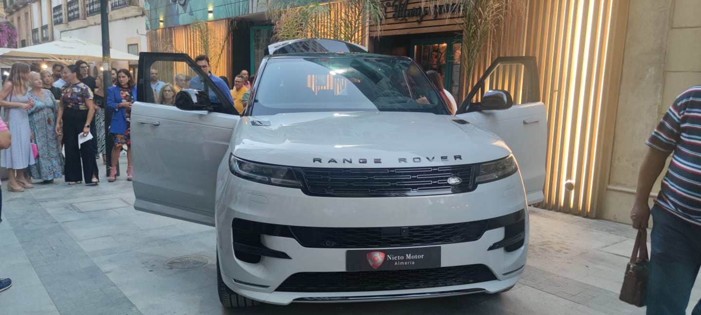 Almería descubre el nuevo y deslumbrante Range Rover Sport de la mano